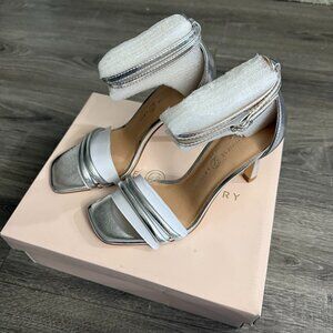 NIB CHINESE LAUNDRY Jasmine Silver Metallic Ankle Strap Heels Sandals Size 6.5